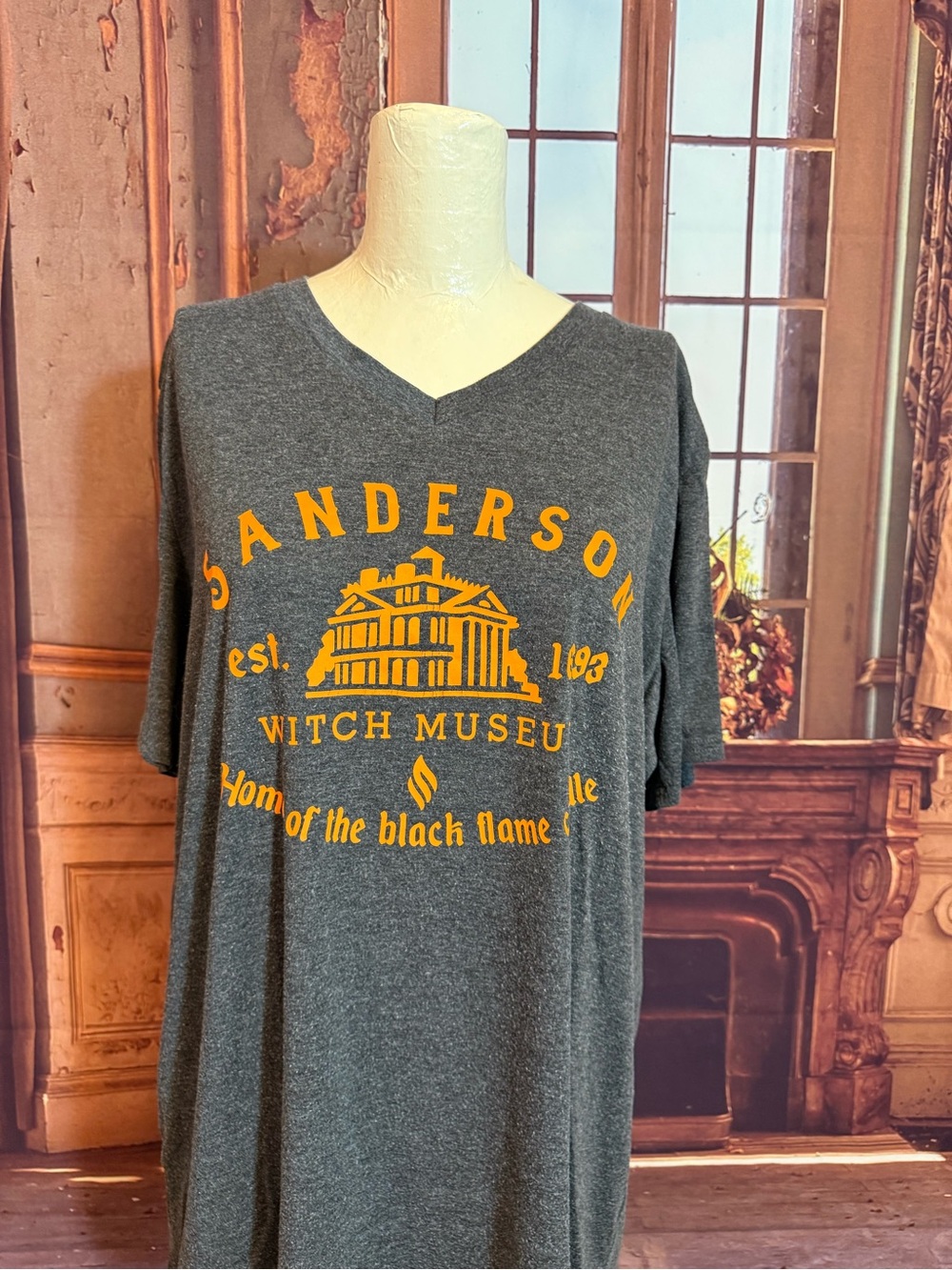 Halloween Salem Sanderson Sisters Witch Museum Gray Tee with Orange Graphic 2XL